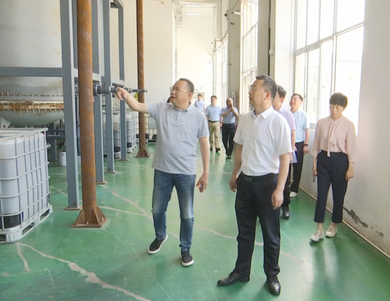 在陪同過程中，市、區(qū)領導了解到了古特生物從成立公司研發(fā)生物合成技術(shù)到現(xiàn)在擁有三座生產(chǎn)基地這十二年來的的發(fā)展歷程，CEO秦永發(fā)對古特生物的生產(chǎn)現(xiàn)狀及未來發(fā)展規(guī)劃也作了詳細說明。